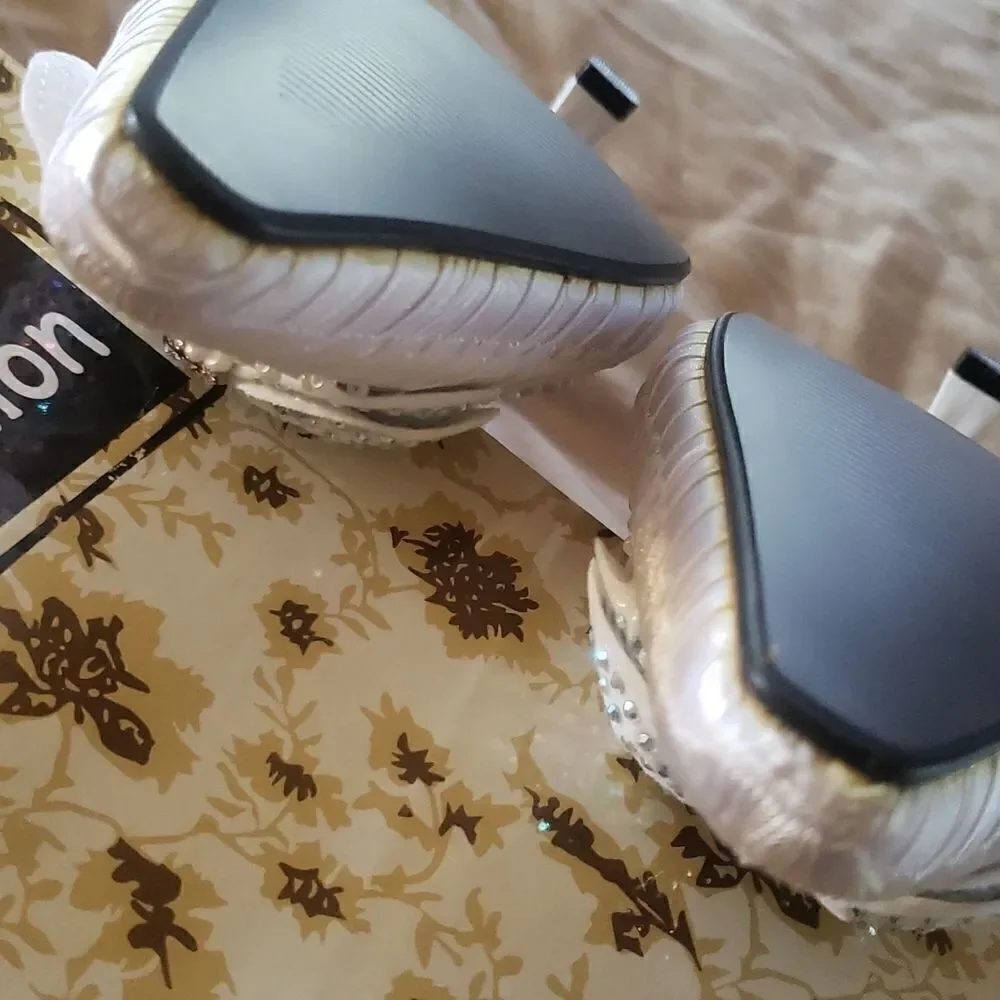 NWOT Ladies Designer Pumps by JOHN FASHION